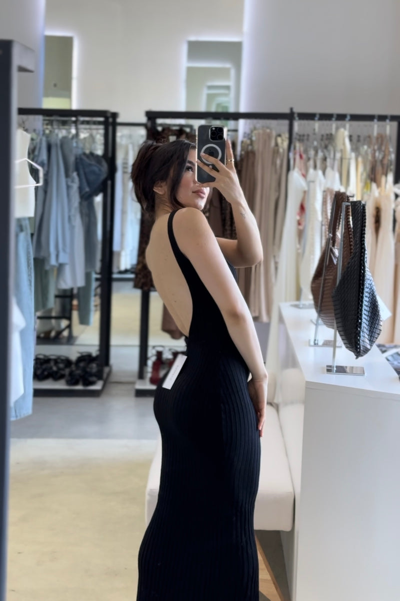 BACKLESS DRESS